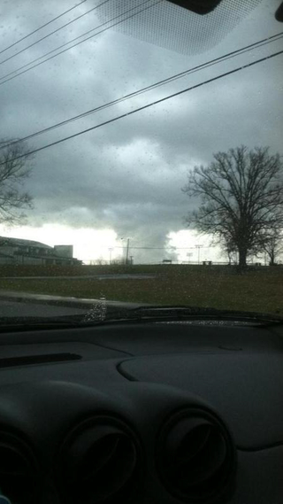 Illustration for article titled Today's Terrifying And Historic Tornadoes Up Close